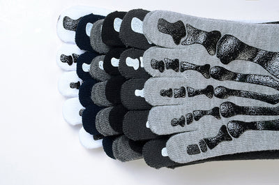Calcetines Creativos de Cinco Dedos en Blanco y Negro - Image 10