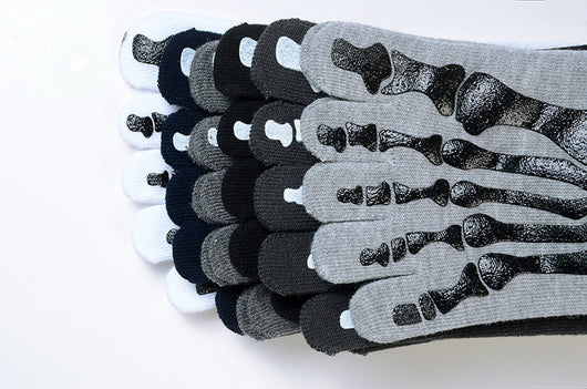 Calcetines Creativos de Cinco Dedos en Blanco y Negro - Image 10