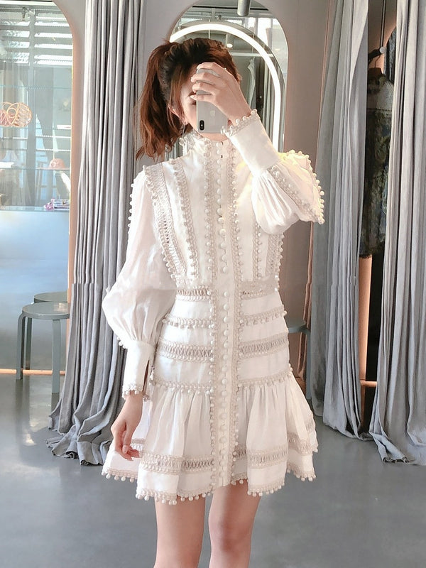 Vestido Corto con Cintura Hueca y Detalles de Encaje Calado