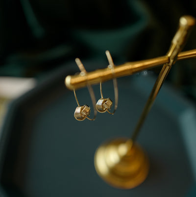 Aretes Elegantes con Nudo Simple y Cierre de Hebilla - Image 5