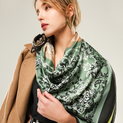 Pañuelo de Seda Twill para Mujer con Estampado Artístico - Image 7