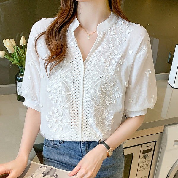 Blusa Blanca Elegante con Cuello V, Encaje Jacquard y Mangas Abullonadas