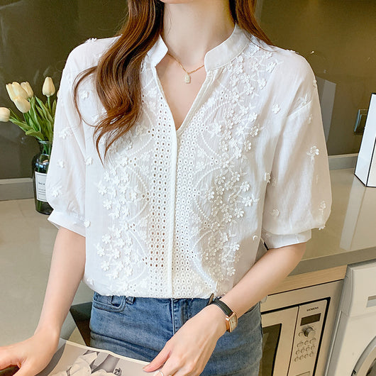 Blusa Blanca Elegante con Cuello V, Encaje Jacquard y Mangas Abullonadas