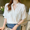 Blusa Blanca Elegante con Cuello V, Encaje Jacquard y Mangas Abullonadas