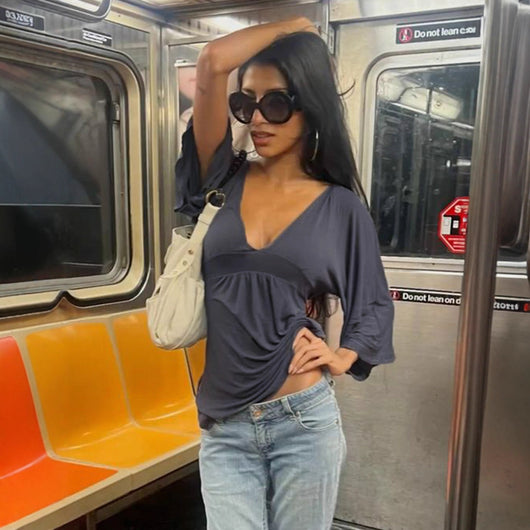 Blusa Elegante Escote en V Profundo con Mangas Trompeta para Mujer - Image 2
