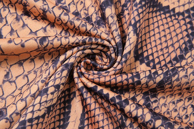 Vestido Ajustado con Falda Cadera Estampado Serpiente y Detalles Calados - Image 11