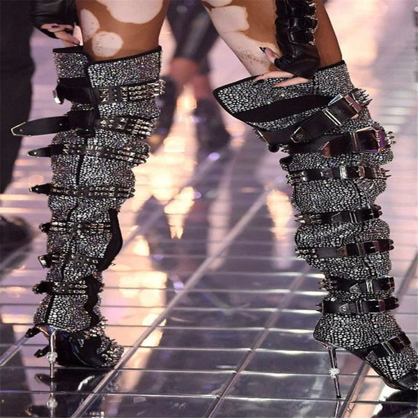 Bota Over The Knee con Tachas Metálicas y Detalles de Calavera
