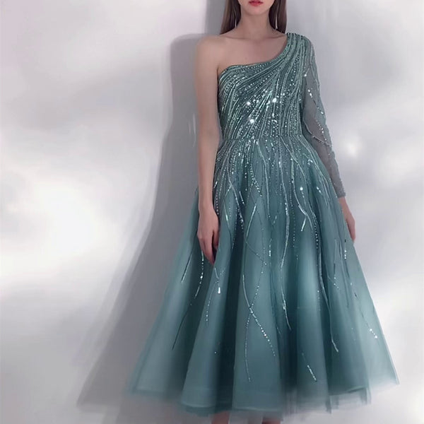 Vestido de Fiesta Turquesa Elegante con Hombro Descubierto y Detalles Brillantes