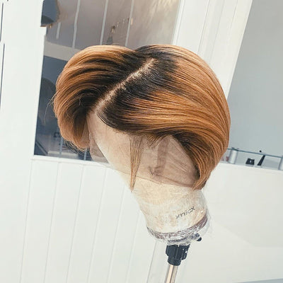 Peluca Rubia Corta Ondulada Lateral - Cabello Liso Sintético - Image 2