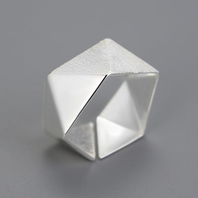 Anillo Ajustable de Plata S925 con Diseño Geométrico Facetado para Mujer - Image 3