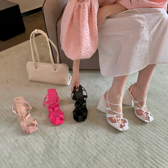 Tacones Altos con Punta Cuadrada y Diseño Hueco con Cordones Romanos