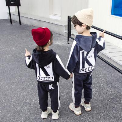 Traje de Terciopelo Dorado para Niños - Image 2