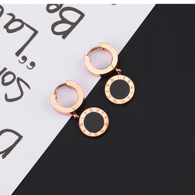Aretes Minimalistas con Números Romanos en Círculo - Image 4