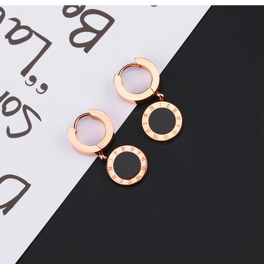 Aretes Minimalistas con Números Romanos en Círculo - Image 4