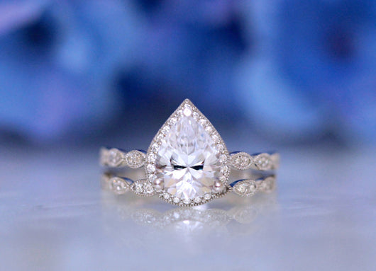 Anillo de Circonita con Incrustaciones en Forma de Gota de Agua