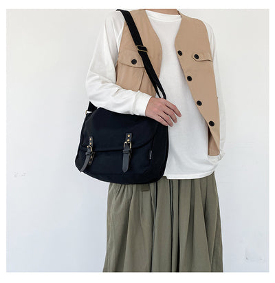 Bolsa de Mensajero Retro de Lona con Cierre Abatible y Detalles de Herrería - Image 10