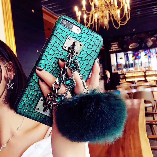 Funda Protectora para Celular con Bola de Pelaje de Zorro y Tachuelas Antigolpes - Image 5