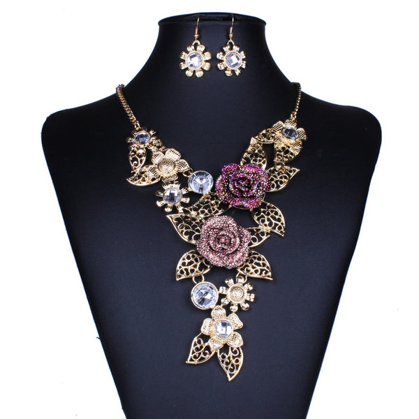 Conjunto de Collar y Aretes Bohemios de Resina Calada
