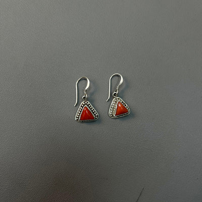 Aretes Nepalíes de Cuentas Rojas - Diseño Simple y Elegante - Image 3