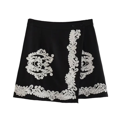 Traje Conjunto Falda Tubo con Blusa Bordada y Detalle Anudado - Image 4