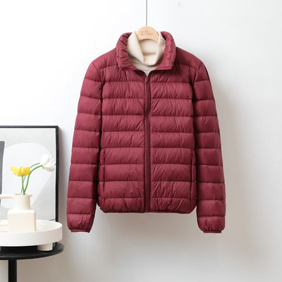 Chaqueta Corta Acolchada de Plumón para Mujer con Capucha y Cuello Alto - Image 6