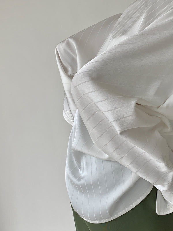 Camisa de Satén Elegante con Diseño Sofisticado - Image 3