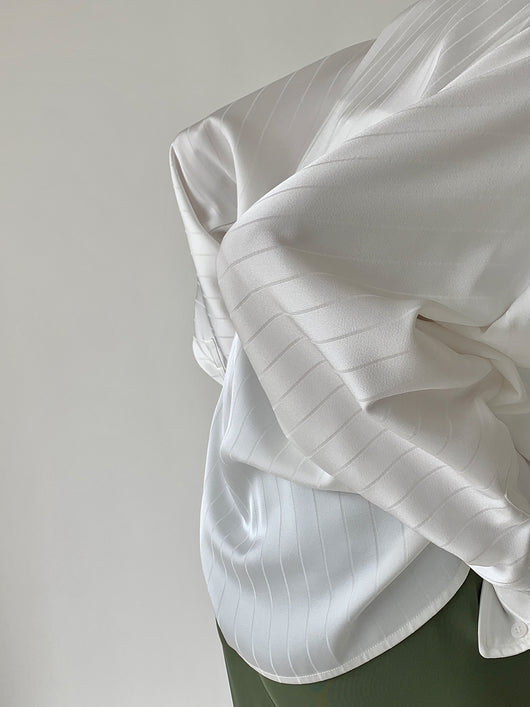Camisa de Satén Elegante con Diseño Sofisticado - Image 3