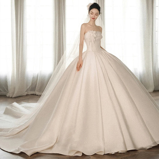 Vestido Strapless con Cola Dramática - Image 10