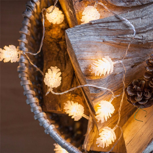Guirnalda de Luces LED con Piñas Navideñas - Image 3