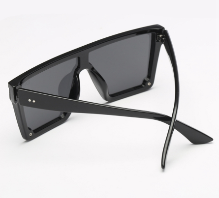 Large-frame square sunglasses with a tortoiseshell pattern frame and gradient brown lenses, shown from front and side. - Image 2