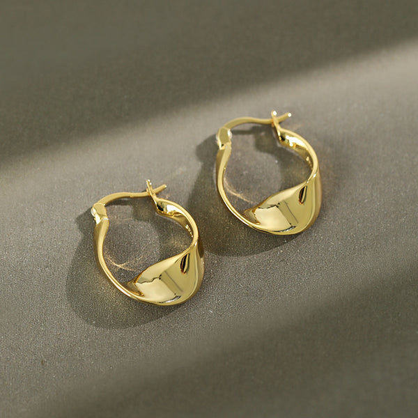Aretes de plata esterlina con diseño retorcido y acabado brillante