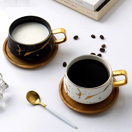 Taza de cerámica con acabado dorado