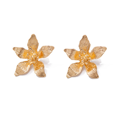 Aretes de Flor Plisada en Metal Líquido - Image 5