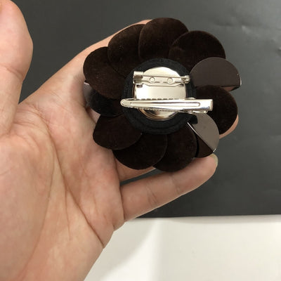 Broche Floral de Franela - Accesorio Multiuso para Cabello, Bolso y Moda - Image 3
