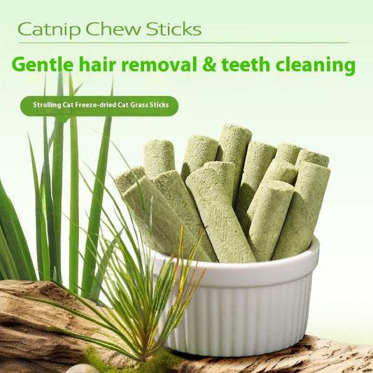White pouch of freeze-dried cat grass sticks with a green label featuring a cat silhouette and Chinese text.