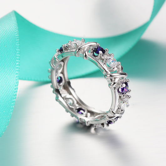 Anillo de Circonita Bicolor con Diseño Cruzado - Joya de Compromiso Premium - Image 4