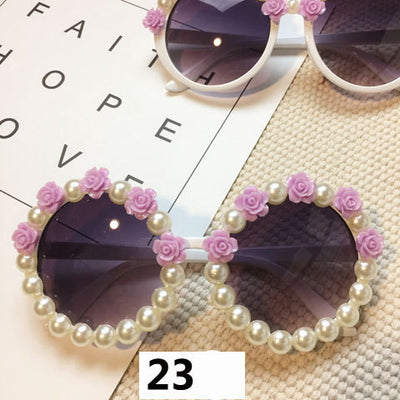 White round sunglasses with daisy flower embellishments on the frames and dark gradient lenses. - Image 29