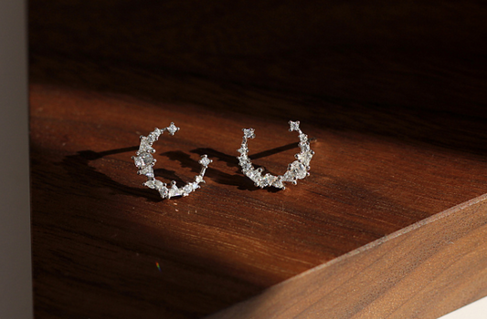 Aretes de Plata Sailor Moon con Circón Lunar - Diseño Elegante y Delicado