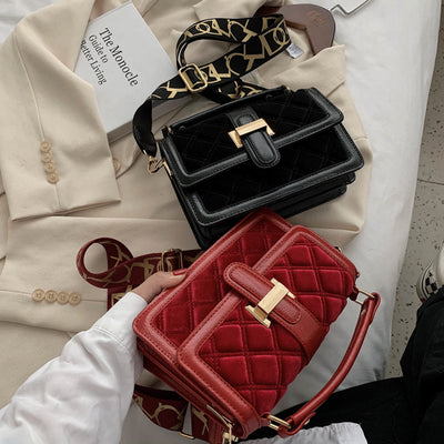 Bolso Bandolera Cuadrado Pequeño con Correa de Terciopelo Ancho - Image 5