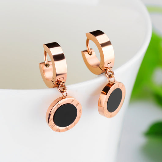 Aretes Minimalistas con Números Romanos en Círculo - Image 3