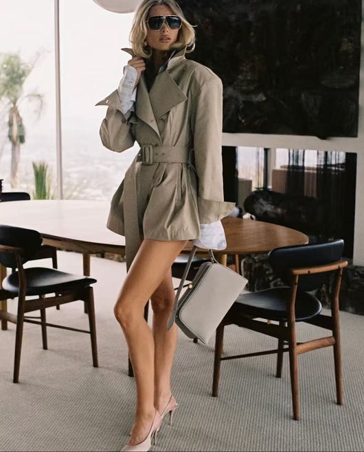 Short Estilo Trench Coat Clásico Británico Cintura Ajustada Caqui Claro - Image 12