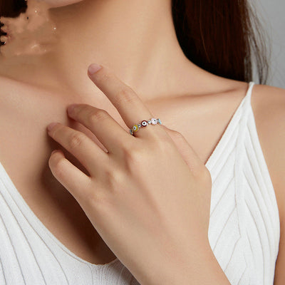 Anillo de Moda con Zircones Brillantes y Detalles Goteo de Color - Image 2