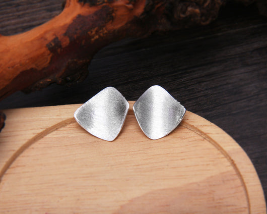 Aretes Cuadrados Frosted Cepillados con Tachuelas - Image 8