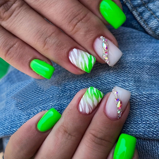 Set de 24 Uñas Postizas con Diseños de Mariposas, Flores y Estampado Vaca con Cristales - Image 8