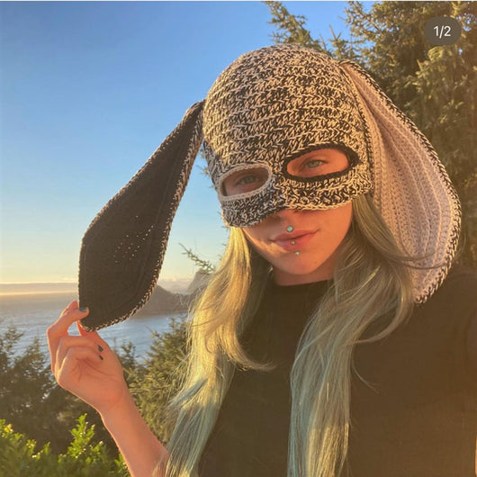 Gorro de Punto Artesanal con Orejas de Conejo, Diseño Divertido con Máscara de Un Ojo y Cuernos - Image 24