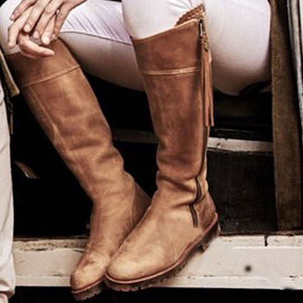 Botas Altas con Tacón Bajo Cuadrado y Detalles Metálicos
