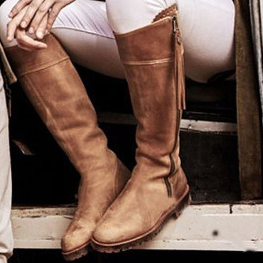 Botas Altas con Tacón Bajo Cuadrado y Detalles Metálicos