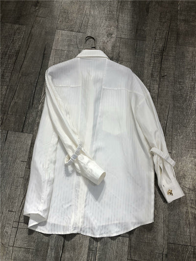 Blusa Blanca con Rayas y Logo Dorado en Acetato Imitación - Image 9