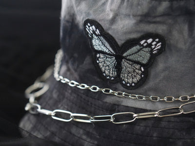 Gorro Pescador Tie-Dye Mariposa Negra con Cadena - Image 3