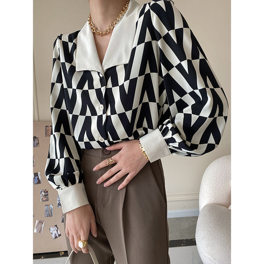 Camisa Vintage con Estampado Geométrico y Cuello Solapado Superpuesto